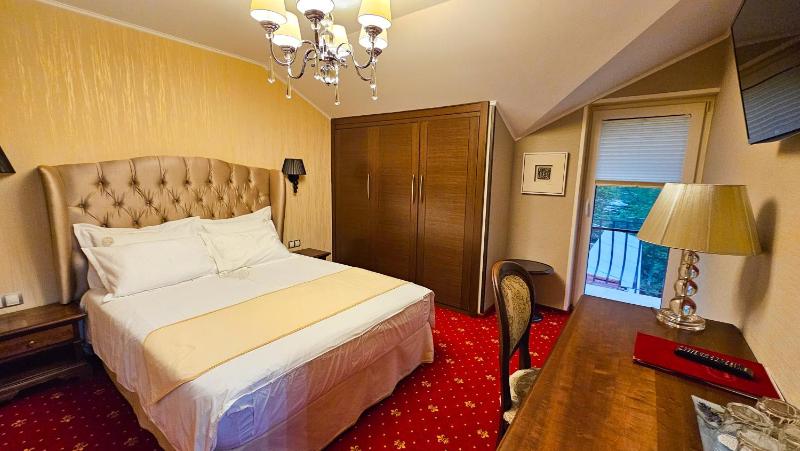 Apartment with Mountain View image 3