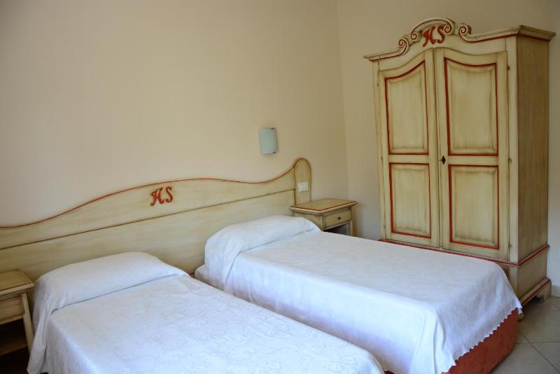 Classic Twin Room image 4