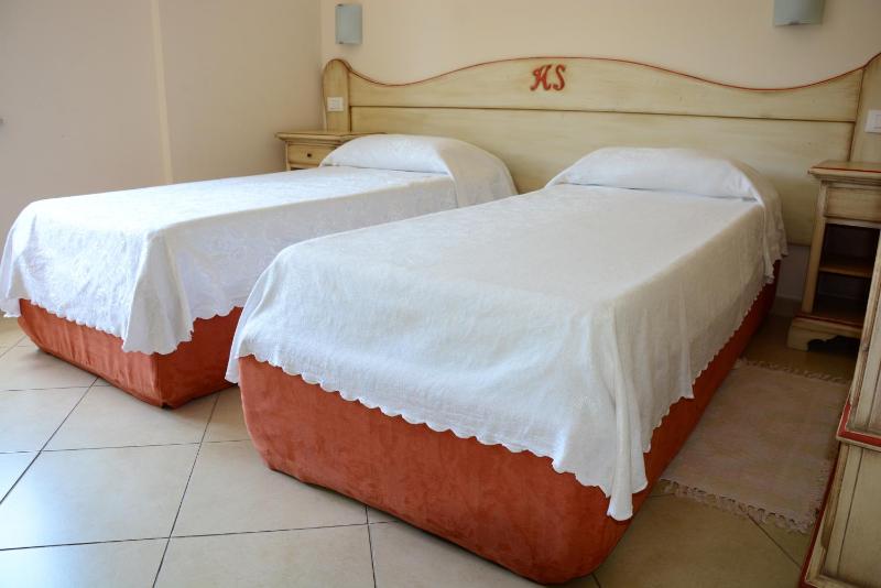 Classic Twin Room image 2