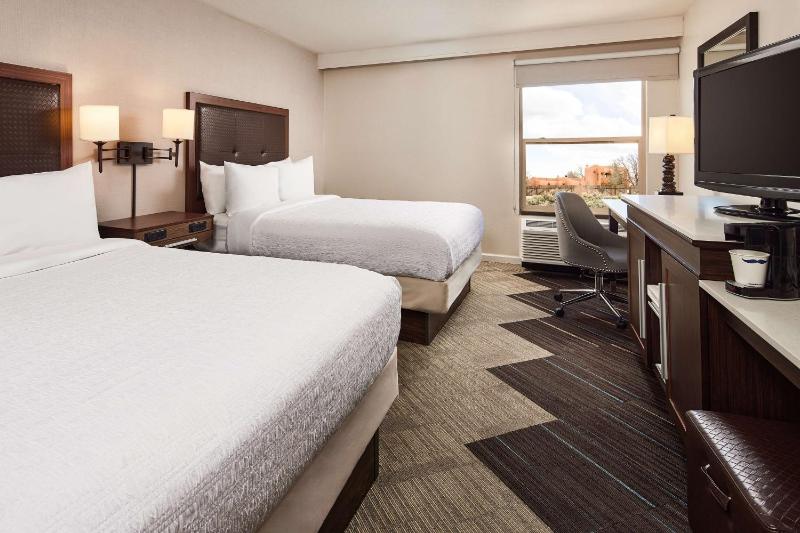 Queen Room with Two Queen Beds - Non-Smoking image 3
