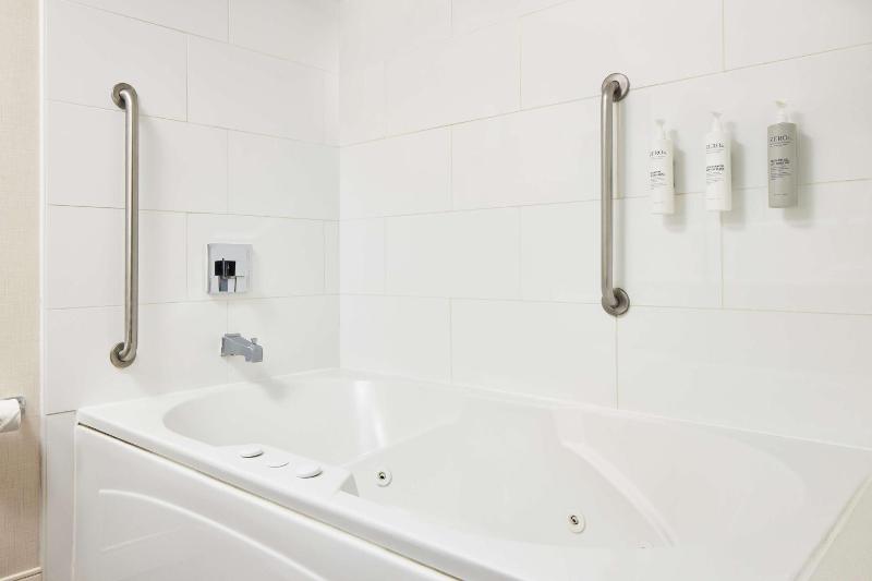 King Room with Spa Bath image 2