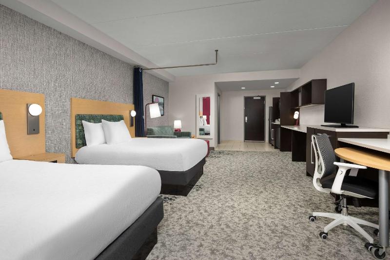 Queen Studio with Two Queen Beds - Non-Smoking image 4