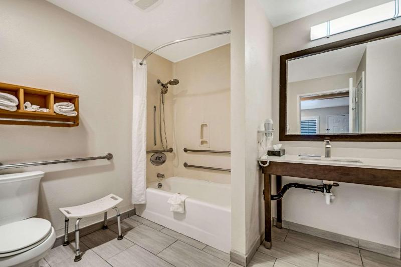 Queen Room - Disability Access - Non-Smoking image 2