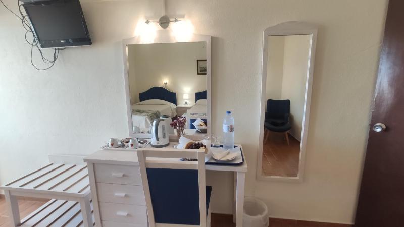 Triple Room with Balcony and Sea or River View  image 3