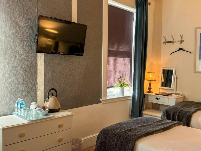 Standard Twin Room image 3