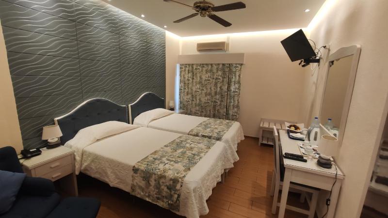 Superior Twin Room with Balcony and Sea or River View image 3