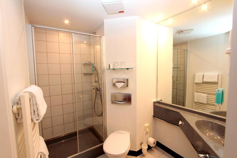 Twin Room image 2