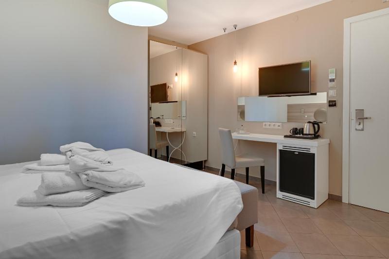 Double or Twin Room image 4