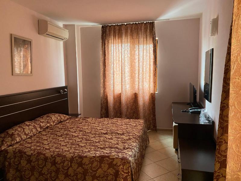 Double Room with Balcony image 2