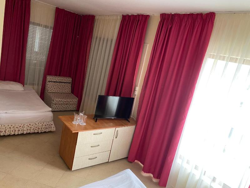 Triple Room with Balcony image 4