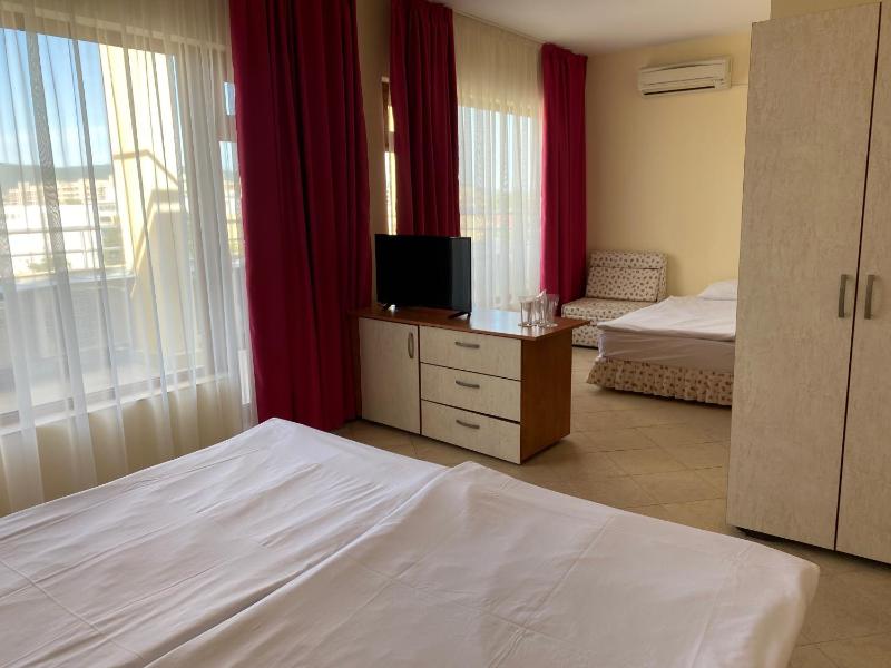 Triple Room with Balcony image 3