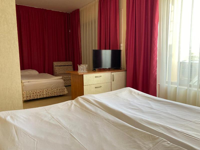 Triple Room with Balcony image 2