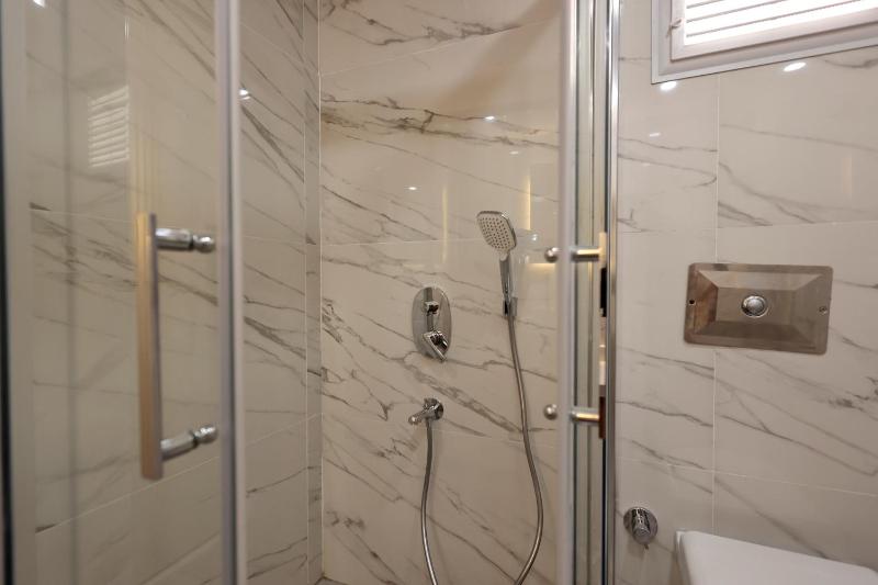 Deluxe Suite with Spa Bath image 2