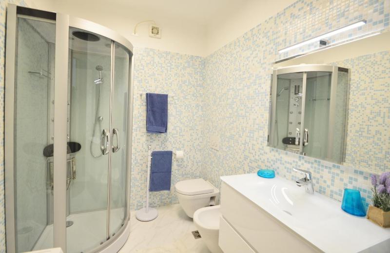One-Bedroom Apartment with Terrace - Via Vittorio Emanuele II image 3