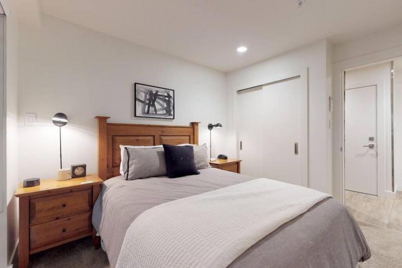 Bear Lodge Whistler Village - Spectacular Location on Village Stroll Designer Remodel - image 47