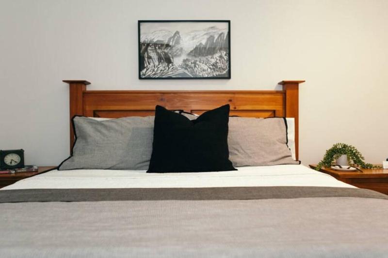 Bear Lodge Whistler Village - Spectacular Location on Village Stroll Designer Remodel - image 9