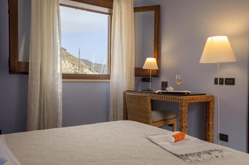 Economy Double Room image 3