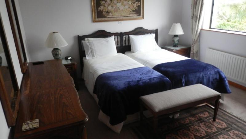 Twin Room image 4