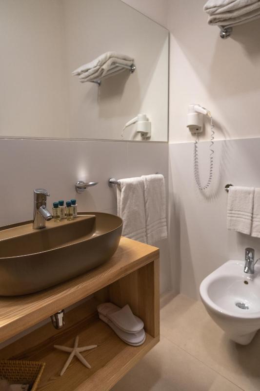 Deluxe Double Room with Sea View image 4