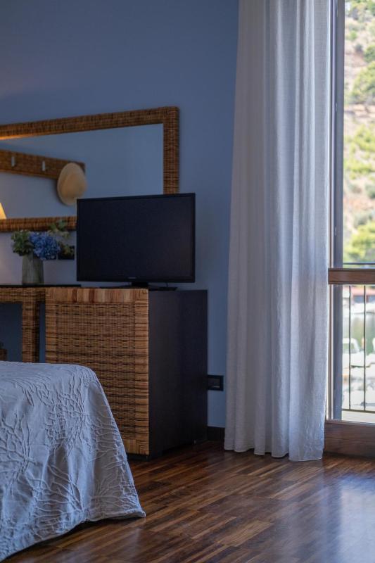 Deluxe Double Room with Sea View image 2