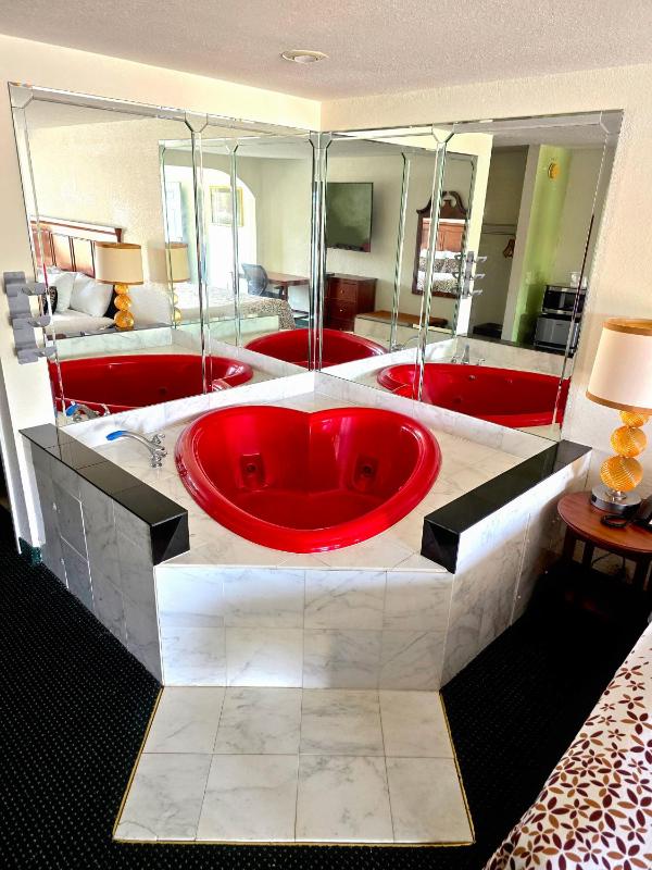 King Suite with Spa Bath image 3