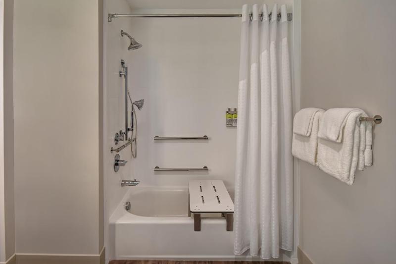 Standard King Room with Mobility Accessible Tub image 3