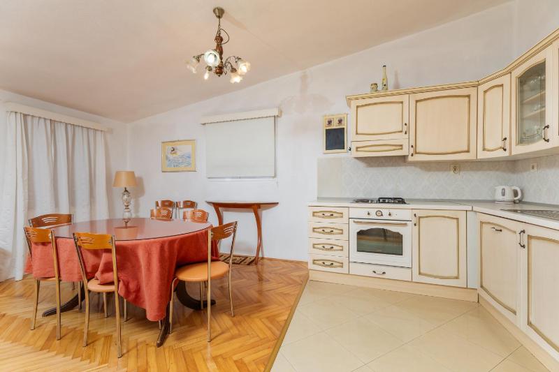 Three-Bedroom Apartment with Balcony and Sea View image 4