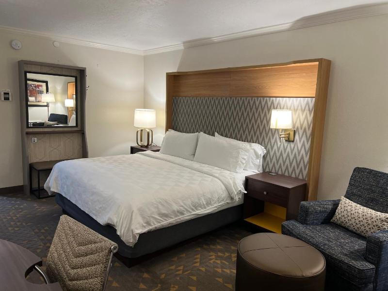 Standard King Room image 3
