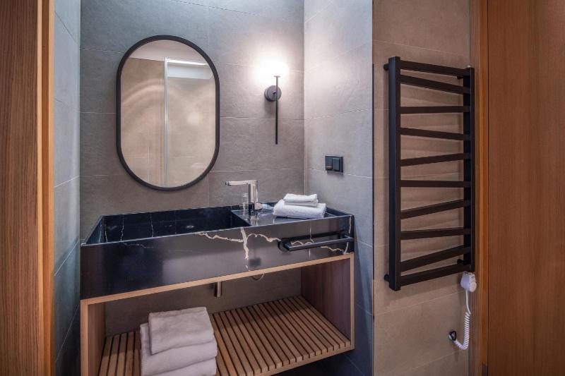 Superior King Room with Balcony image 2