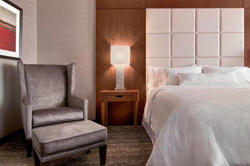 Deluxe Room, Guest room, 2 Queen, City view image 3