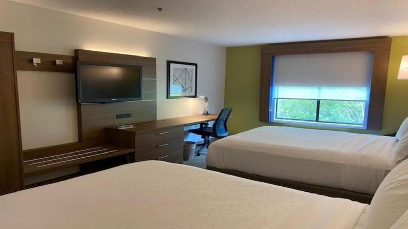 Standard Room with Two Queen Beds image 4