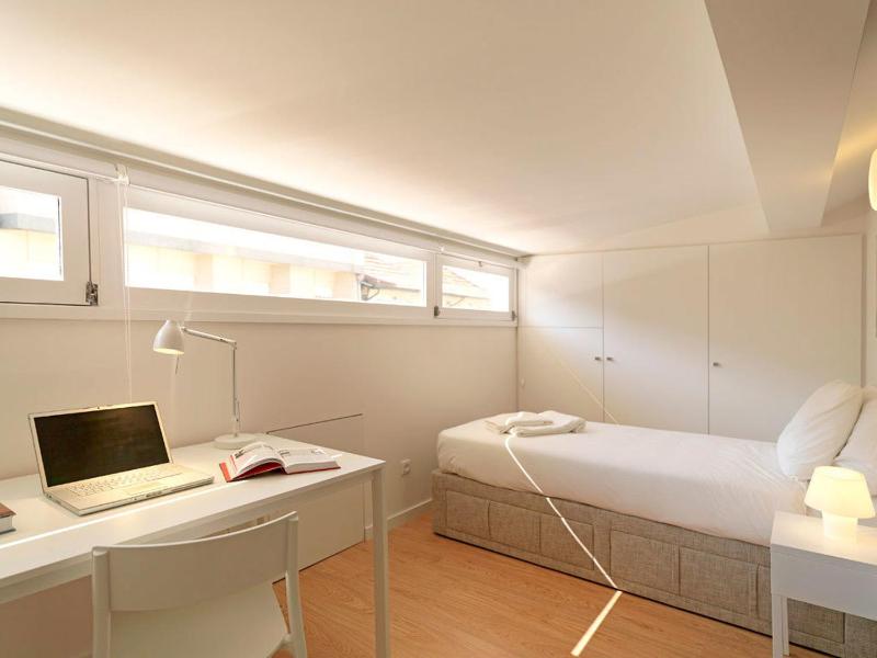 Single Room with Shared Bathroom image 2