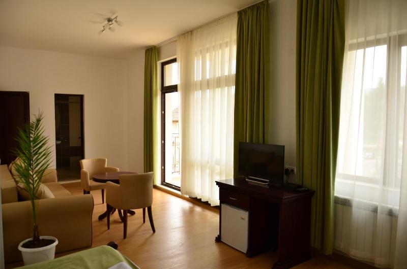 Deluxe Family Room image 3