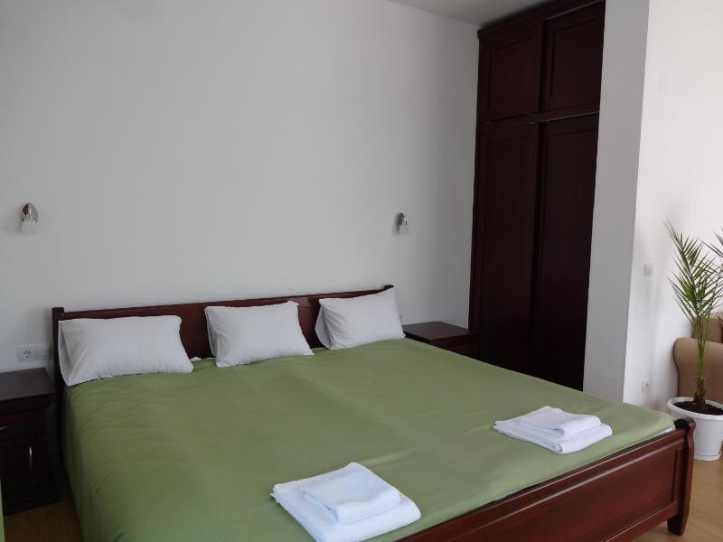 Deluxe Family Room image 4
