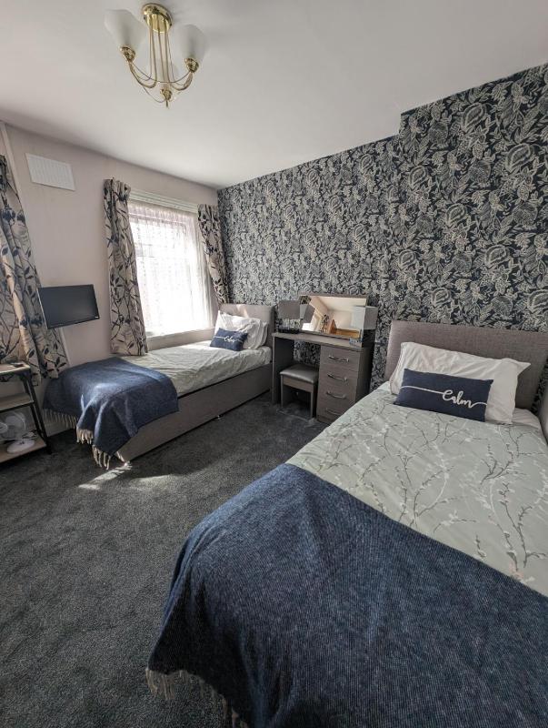 Twin Room with Private Bathroom image 1