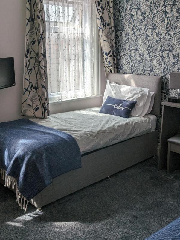 Twin Room with Private Bathroom image 4