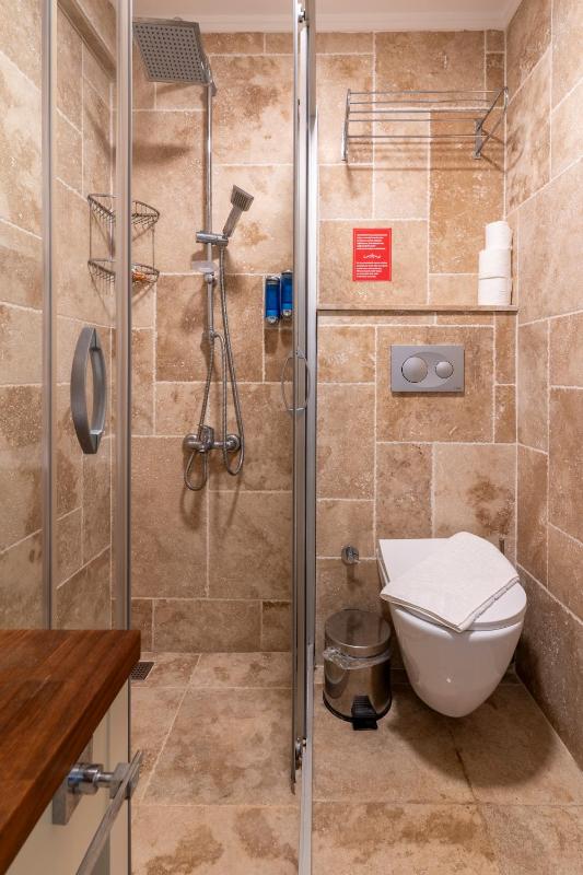 Standard Twin Room with Shared Bathroom image 2