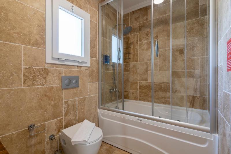 Deluxe Double Room image 3