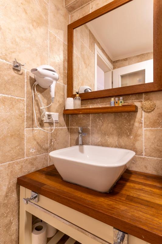 Standard Twin Room with Shared Bathroom image 1