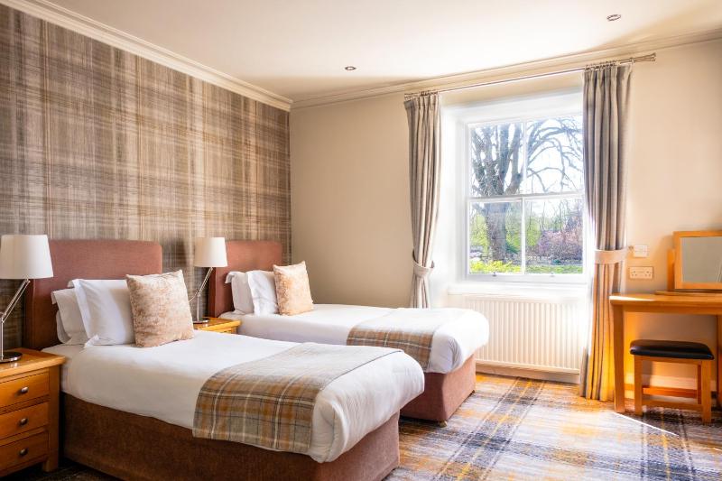 Classic Twin Room with River View image 4