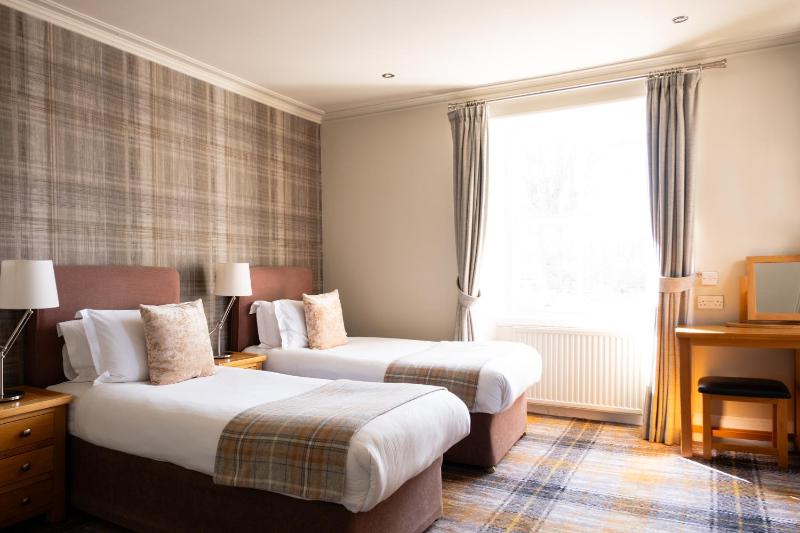 Classic Twin Room image 3