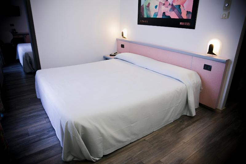 Double or Twin Room image 3