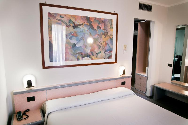 Double or Twin Room image 4