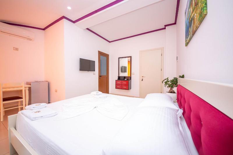 Double Room with Balcony image 3