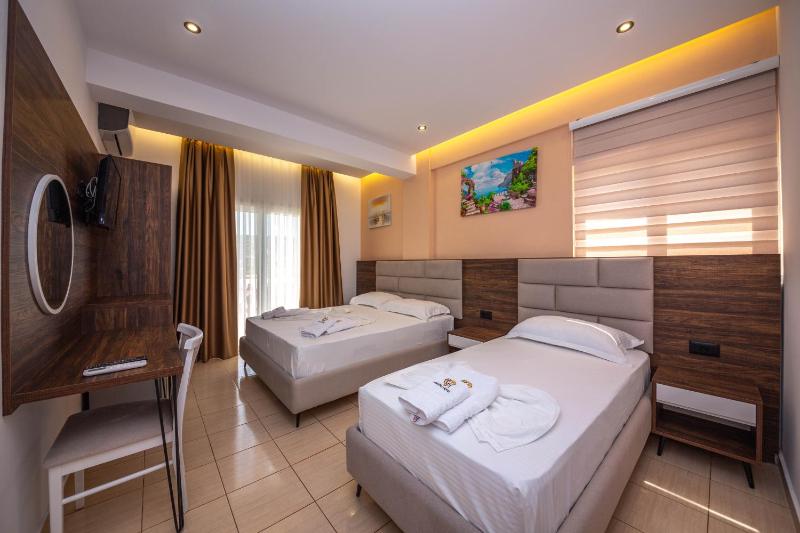 Triple Room with Balcony image 1