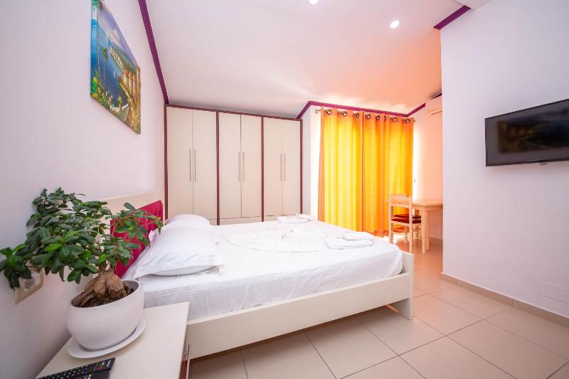 Double Room with Balcony image 4