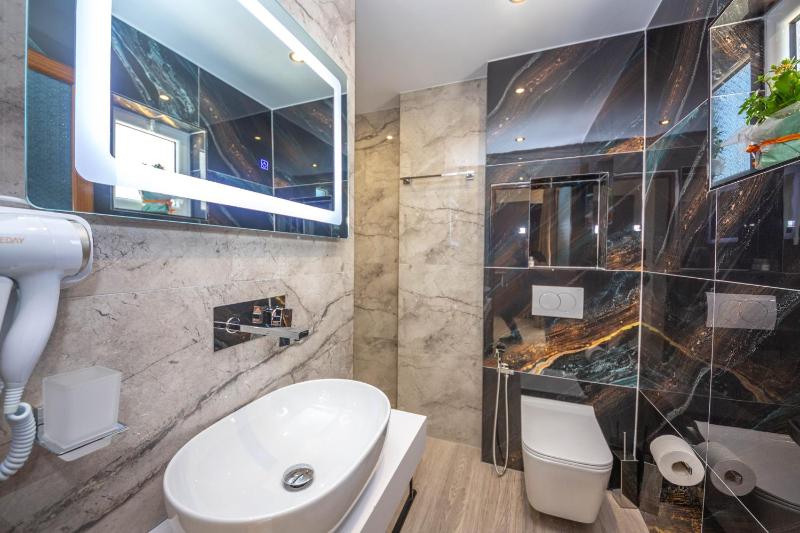Triple Room with Balcony image 3
