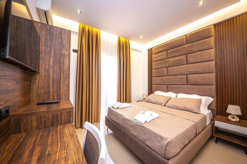 Double Room with Balcony image 1