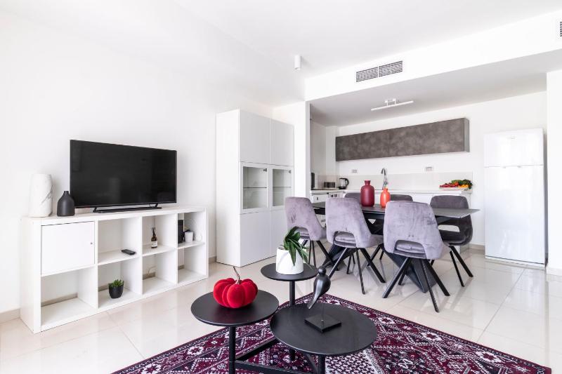Stylish 1 Bedrooms Parking At City Gate - image 16