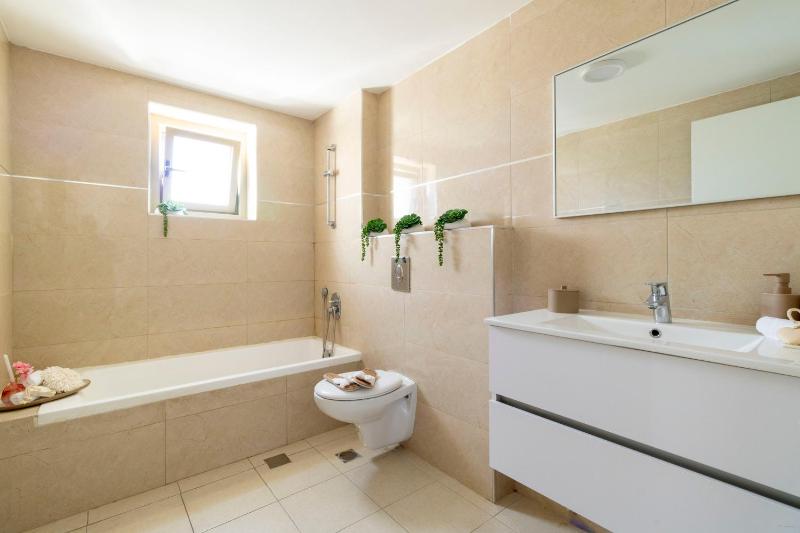 Stylish 1 Bedrooms Parking At City Gate - image 6